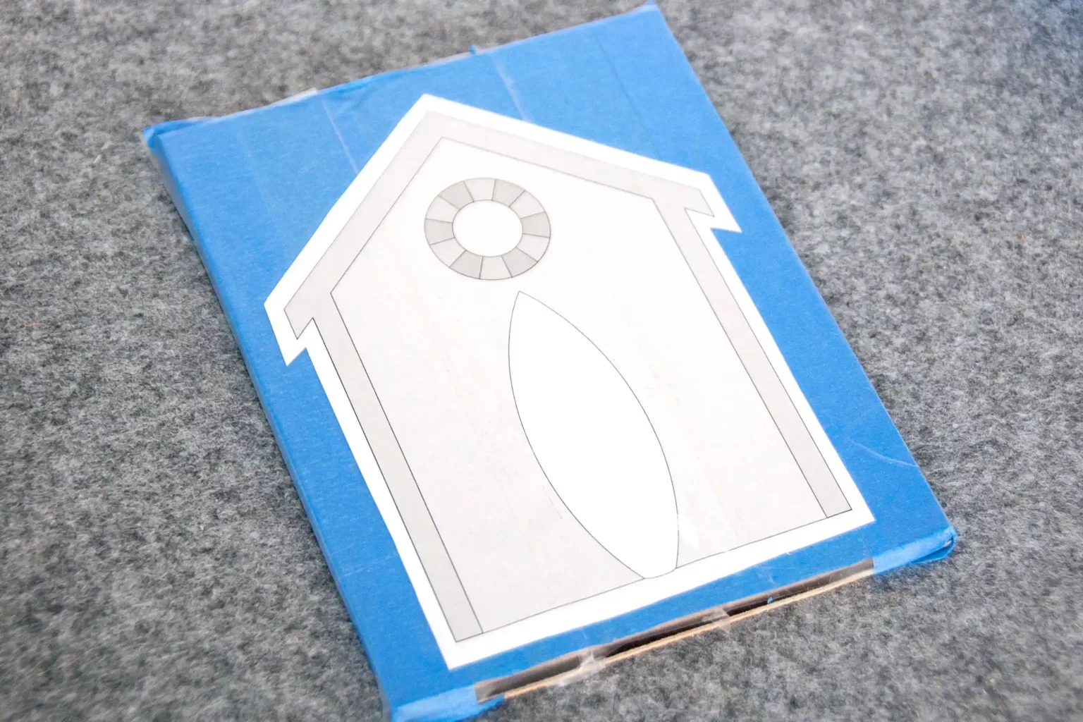 07-01b-standhaus-deko-sommer-laubsaege-dekupiersaege-vorlage-sperrholz-stapel-fixieren-oberflaeche-bekleben-vorlage-aufkleben-ueberkleben