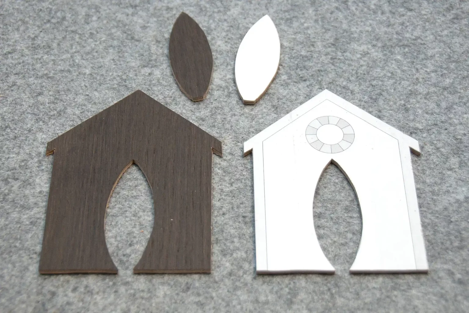 07-02a-standhaus-deko-sommer-laubsaege-dekupiersaege-vorlage-sperrholz-zusaegen-vorlage-aussenkontur-saegen-stapel-trennen