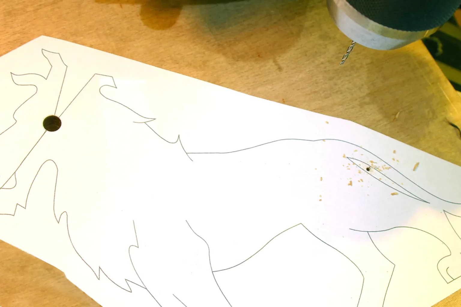 07-03-klammerloewe-diy-deko-laubsaege-dekupiersaege-vorlage-saegeblattdurchfuehrung-klammeraufnahme-bohren