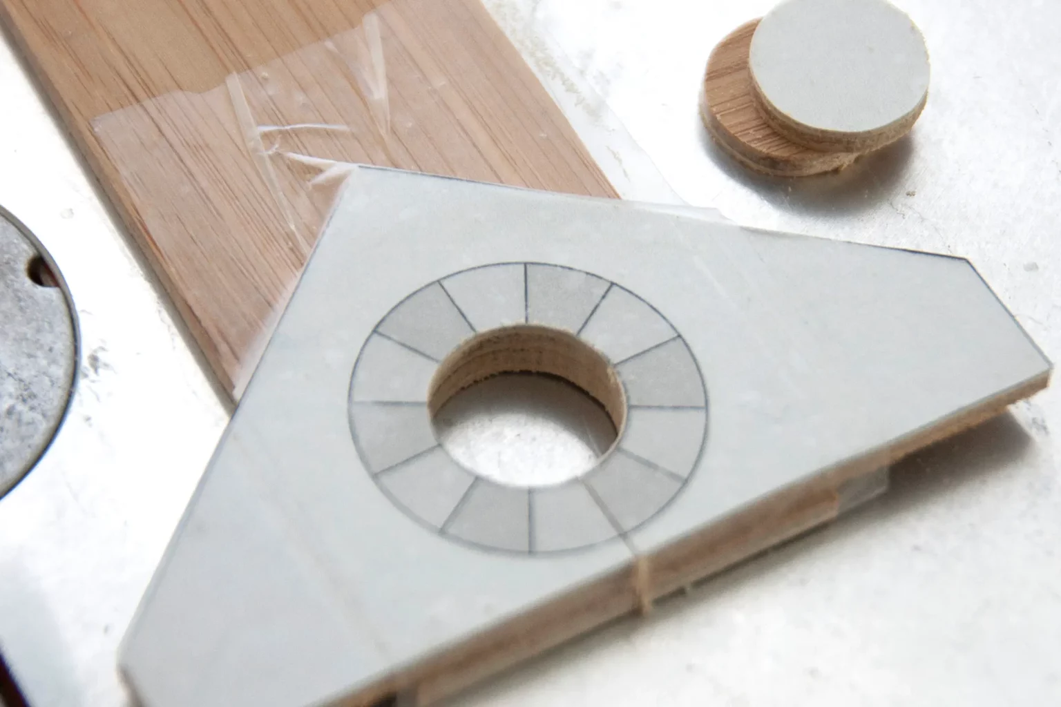 07-03a-standhaus-deko-sommer-laubsaege-dekupiersaege-vorlage-schwimmring-stapel-fixieren-innenschnitt-saegen