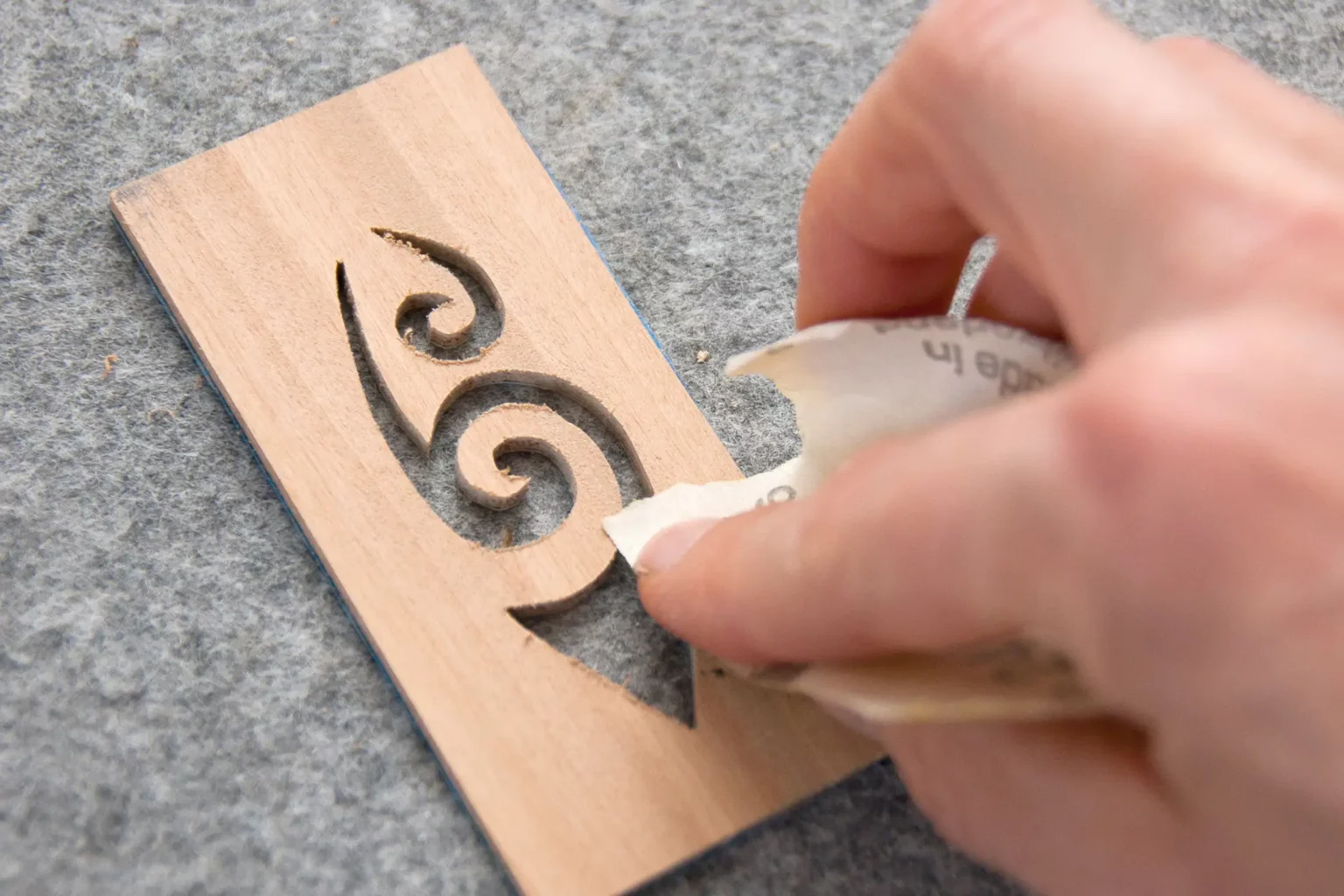 07-04-mini-retro-surfboards-laubsaege-dekupiersaege-vorlage-rueckseite-schleifen-verputzen-glaetten-grat-entfernen-schleifpapier