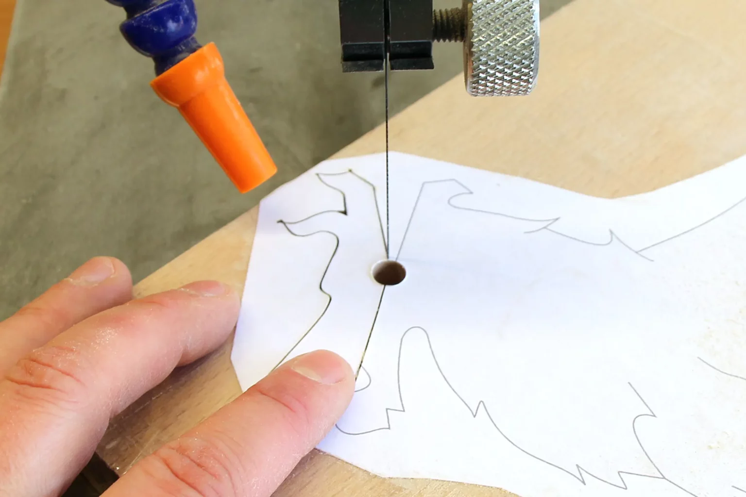 07-04a-klammerloewe-diy-deko-laubsaege-dekupiersaege-vorlage-innenschnitte-aussenkontur-kopf-saegen