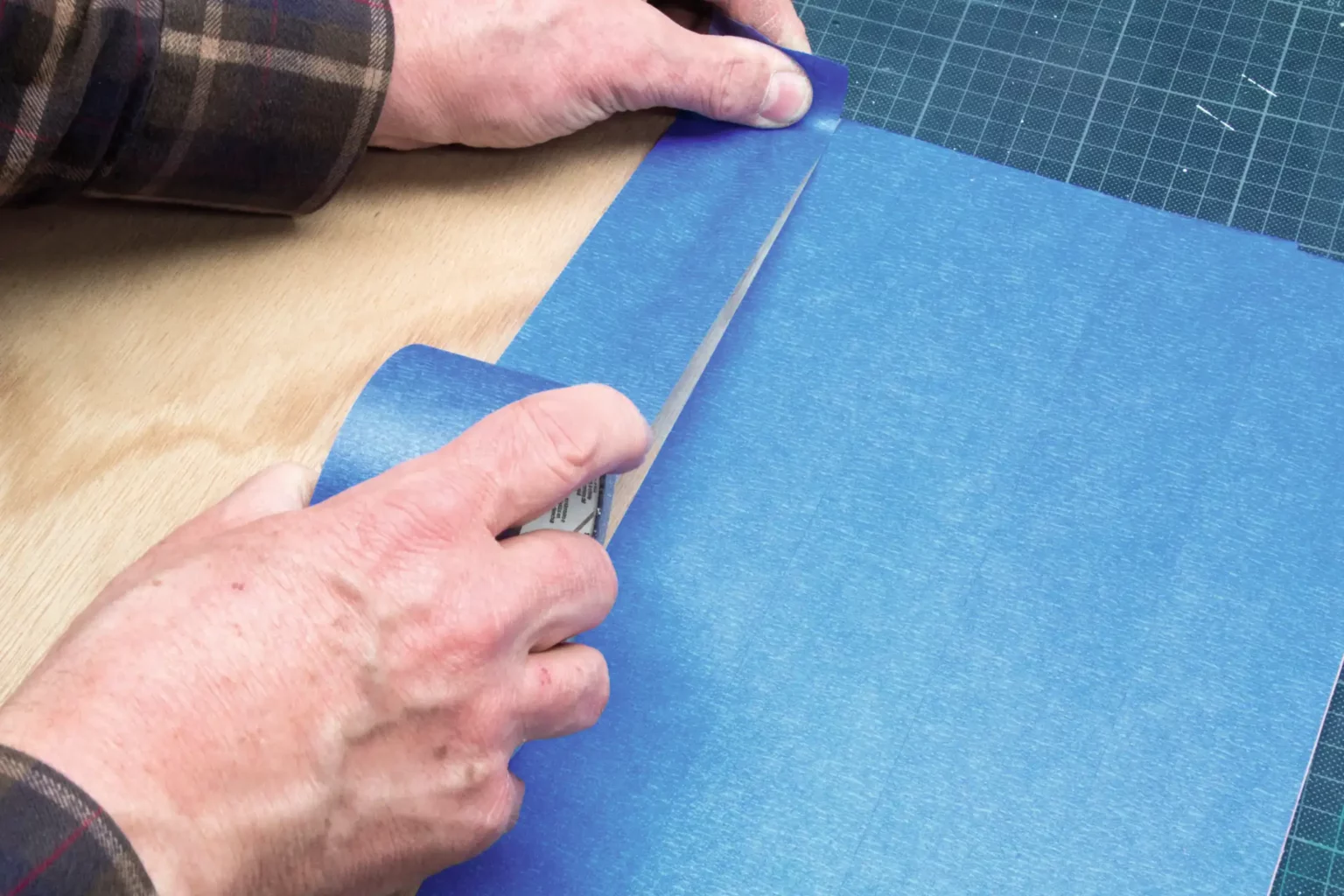 07-01-an-der-nordseekueste-fischschwarmdeko-laubsaege-dekupiersaege-vorlage-holz-oberflaeche-bekleben-blue-tape