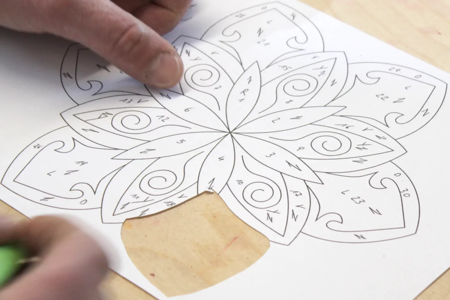 07-01-mandala-intarsie-deko-laubsaege-dekupiersaege-vorlage-segmente-mit-zugabe-ausschneiden