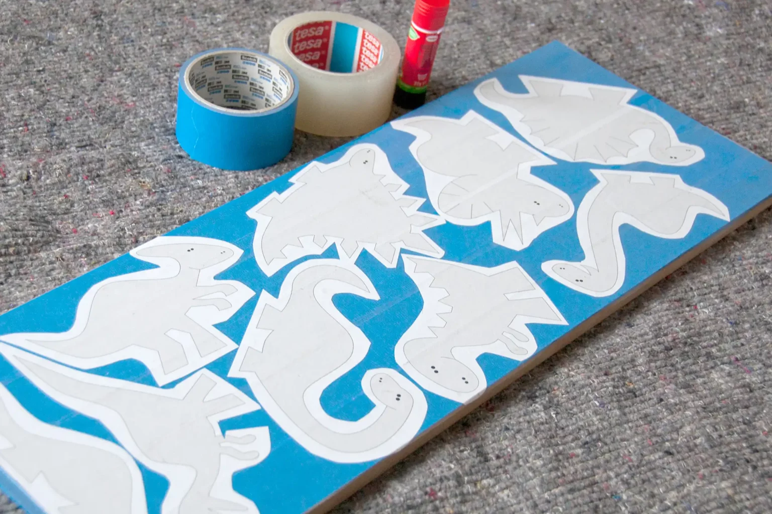 07-02a-in-einem-land-vor-unserer-zeit-dino-spielzeug-laubsaege-dekupiersaege-vorlage-holz-oberflaeche-blue-tape-bekleben-vorlage-aufk