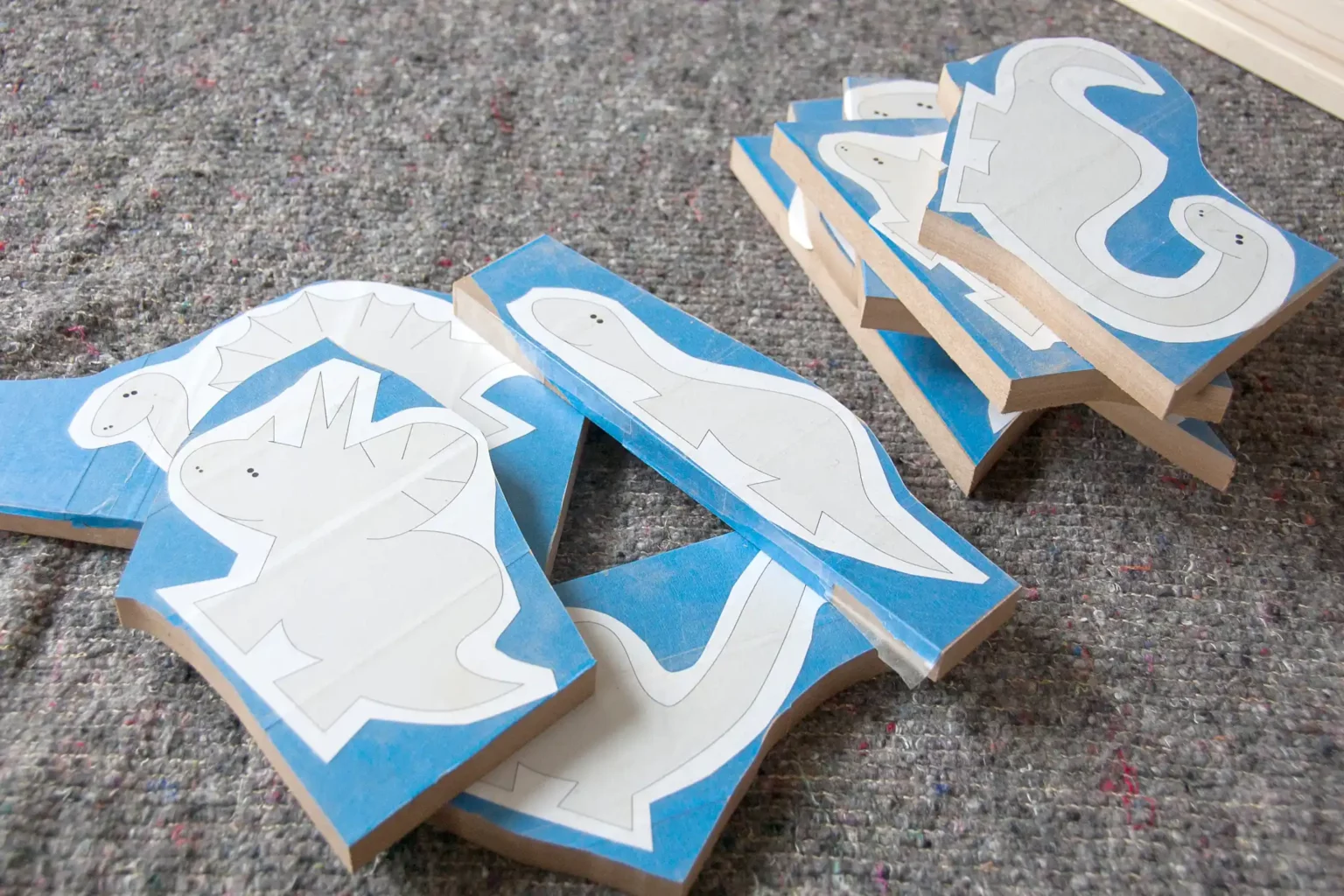 07-02b-in-einem-land-vor-unserer-zeit-dino-spielzeug-laubsaege-dekupiersaege-vorlage-teile-grob-zusaegen