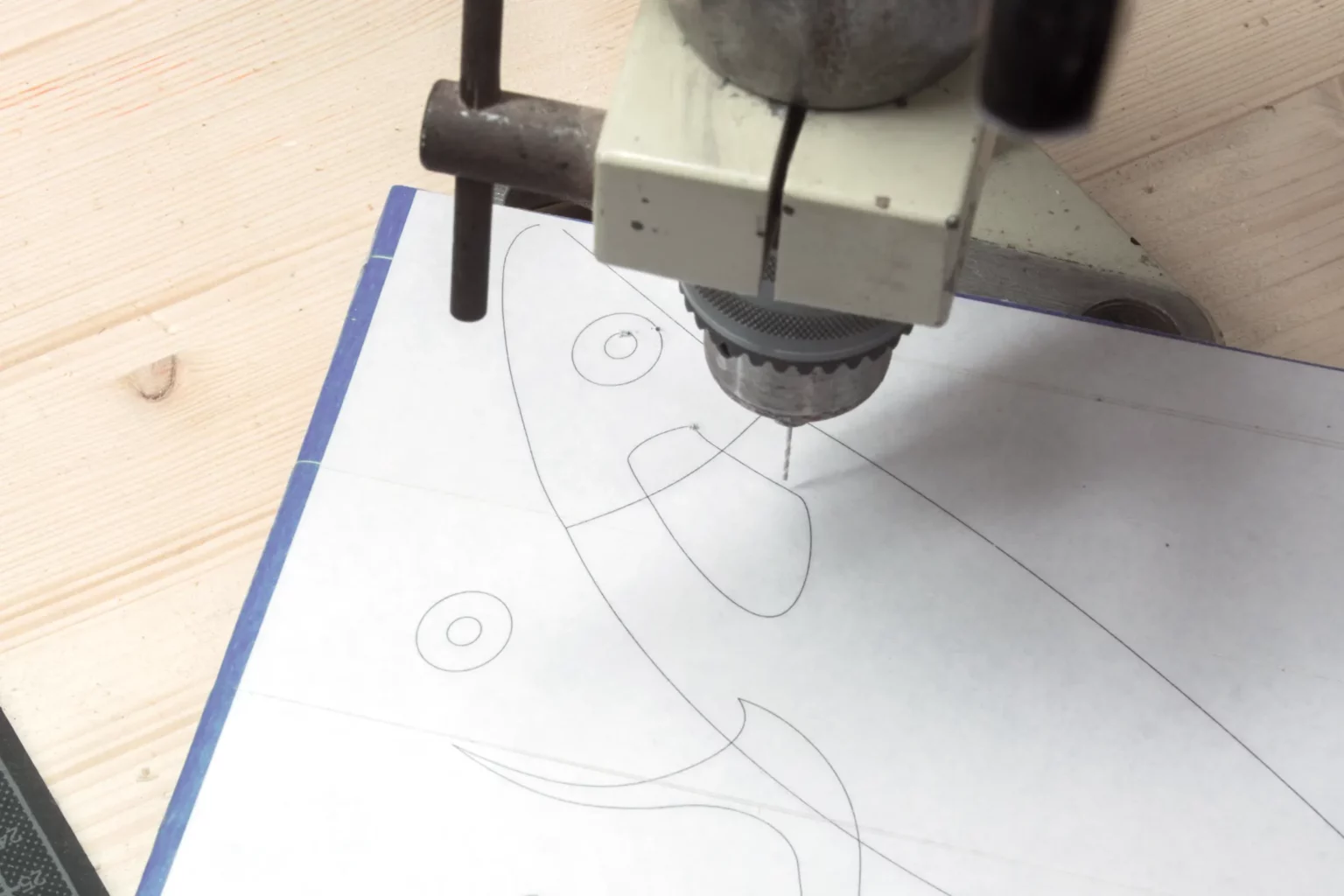 07-03-an-der-nordseekueste-fischschwarmdeko-laubsaege-dekupiersaege-vorlage-saegeblattdurchfuehrungen-bohren