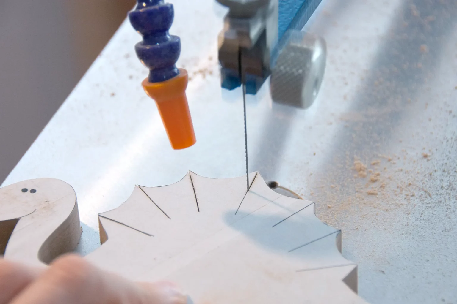 07-03b-in-einem-land-vor-unserer-zeit-dino-spielzeug-laubsaege-dekupiersaege-vorlage-details-einschnitte-saegen