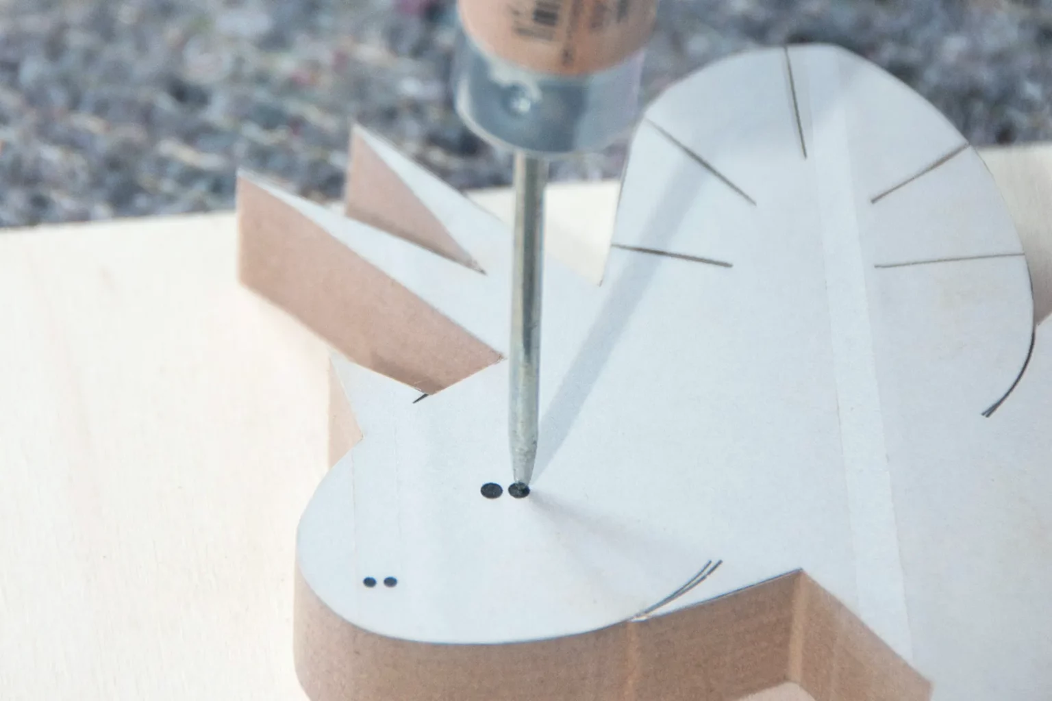 07-04-in-einem-land-vor-unserer-zeit-dino-spielzeug-laubsaege-dekupiersaege-vorlage-augen-vorstechen-ahle