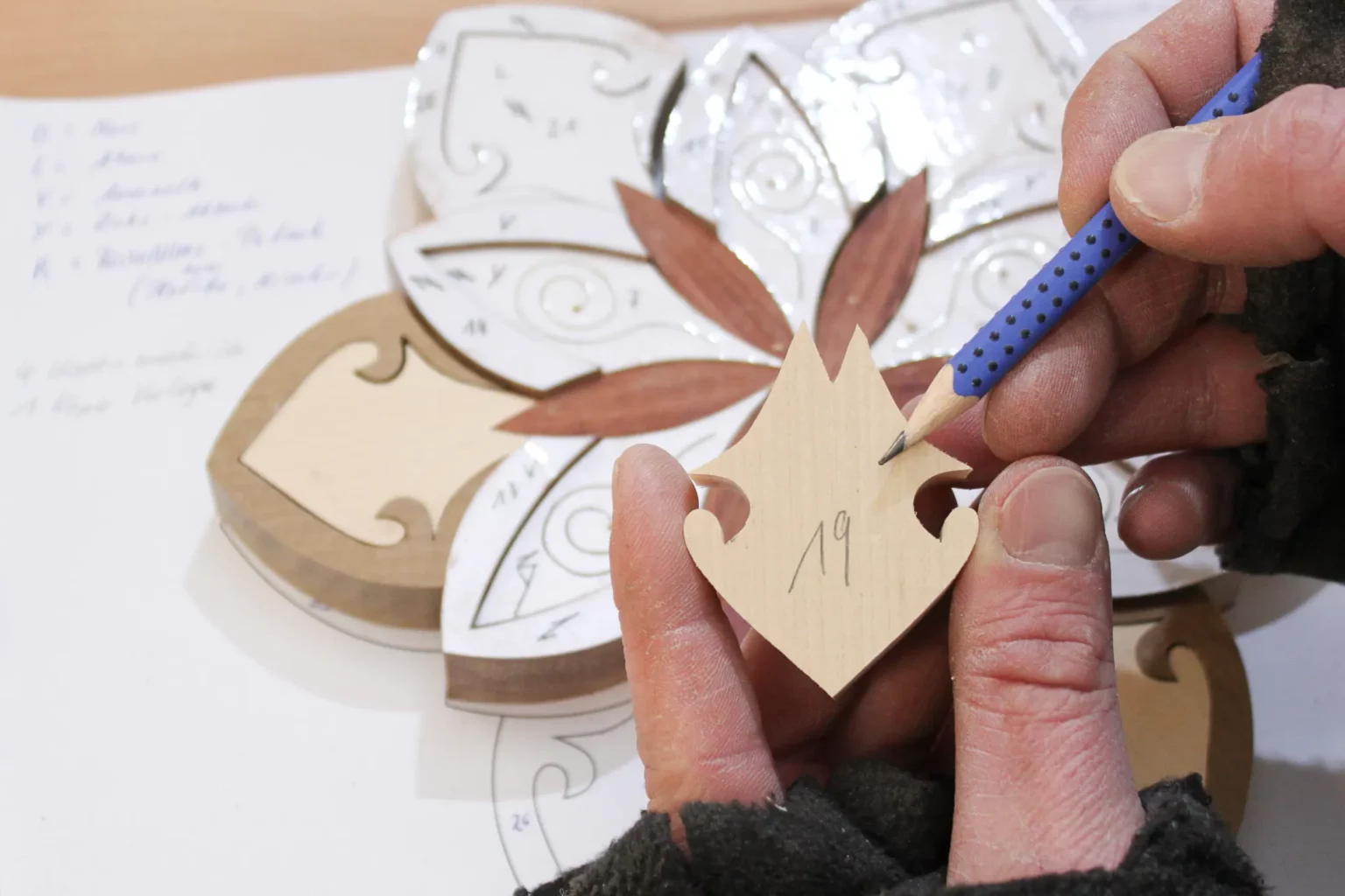 07-04-mandala-intarsie-deko-laubsaege-dekupiersaege-vorlage-einzelteile-nummerieren-markieren-rueckseite