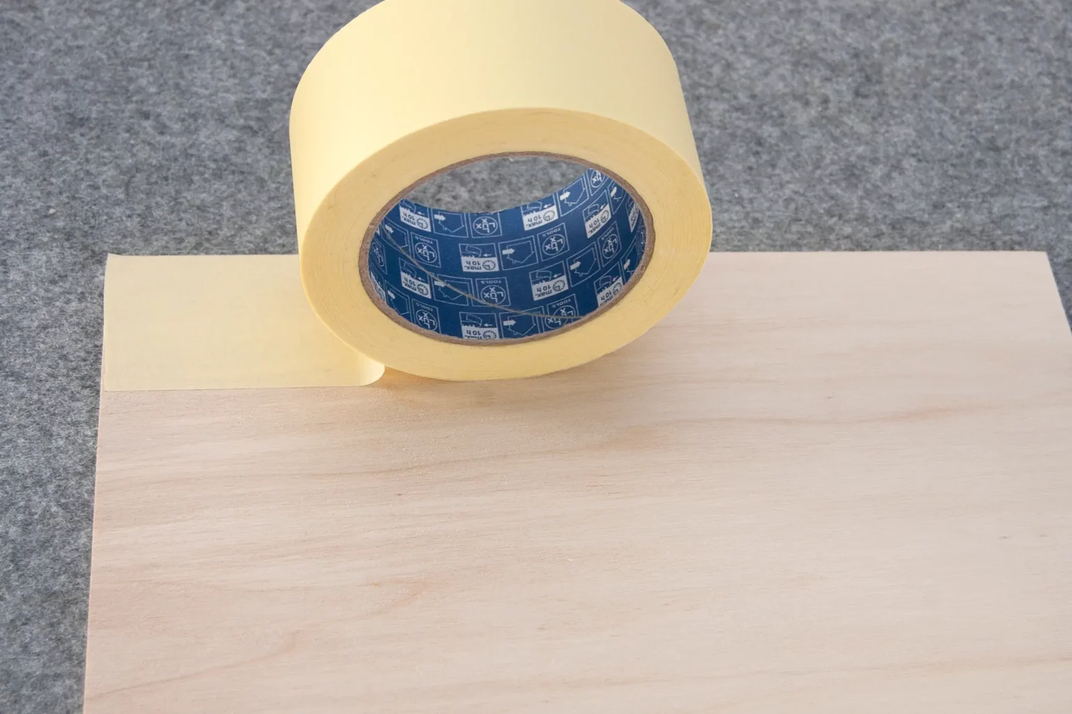 07-04a-magnetische-wandtafel-kueche-deko-laubsaege-dekupiersaege-vorlage-sperrholzplatte-oberflaeche-bekleben-malerkrepp