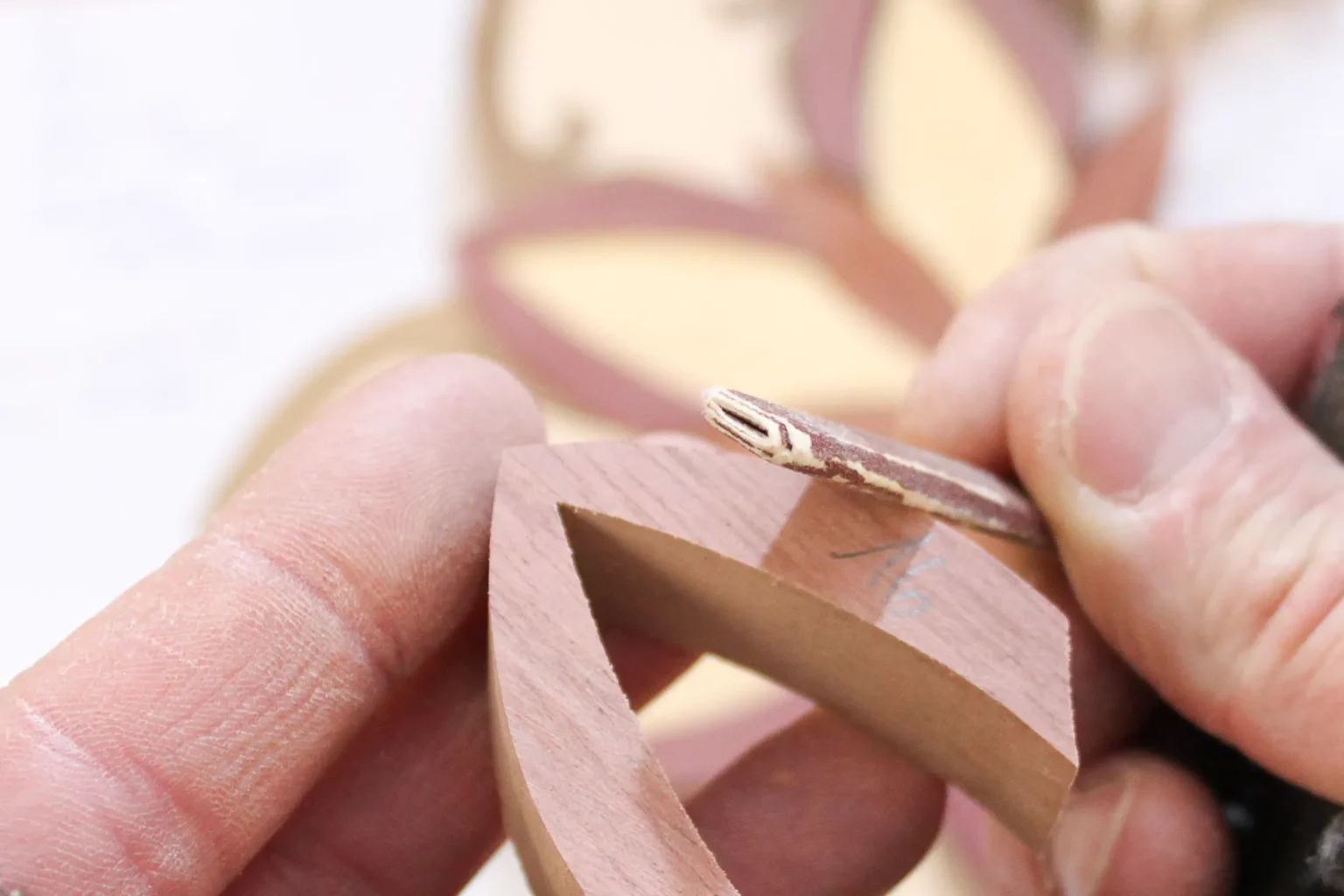 07-05-mandala-intarsie-deko-laubsaege-dekupiersaege-vorlage-einzelteile-schleifen-verputzen-kanten-entgraten-schleifpapier