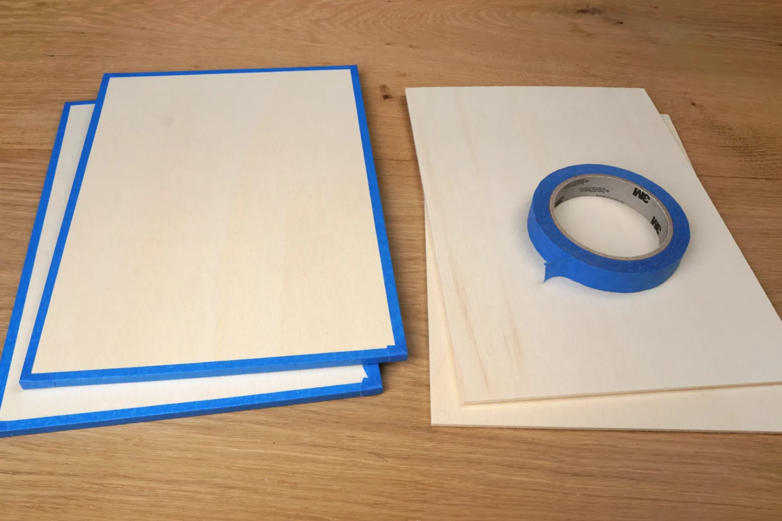 42-02-gesaegtes-porzellan-wanddeko-laubsaege-dekupiersaege-vorlage-motivschichten-sperrholz-blue-tape-stapel-fixieren