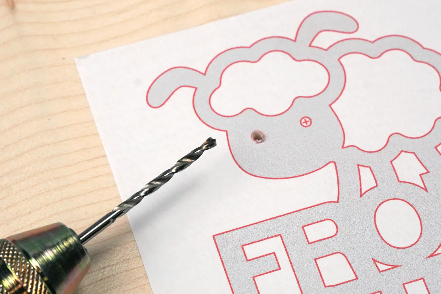 42-02-ostergruess-schriftzug-deko-laubsaege-dekupiersaege-vorlage-loecher-augen-bohren