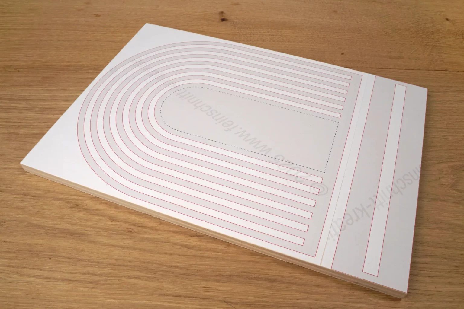 42-02-tischspiegel-deko-laubsaege-dekupiersaege-vorlage-aufkleben-sokel-buendig-an-materialkante-anlegen