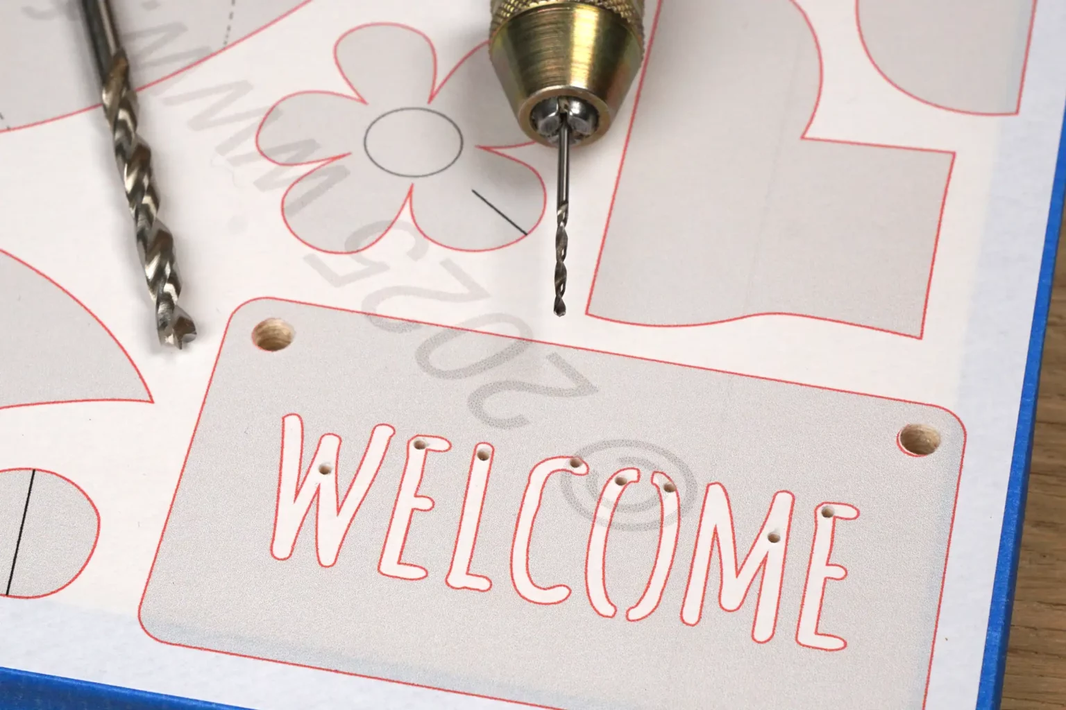 42-03-gaensegruss-fruehling-deko-laubsaege-dekupiersaege-vorlage-saegeblattdurchfuehrung-aufhaengerloecher-bohren