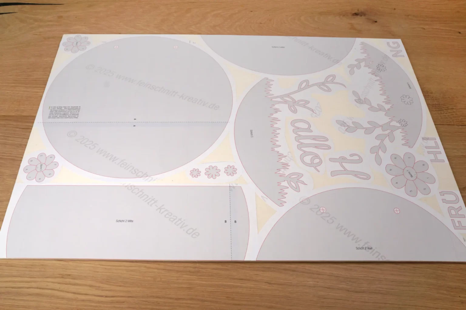 42-03-hello-spring-schild-deko-laubsaege-dekupiersaege-vorlage-vorlagenpapier-zuschneiden-aufkleben