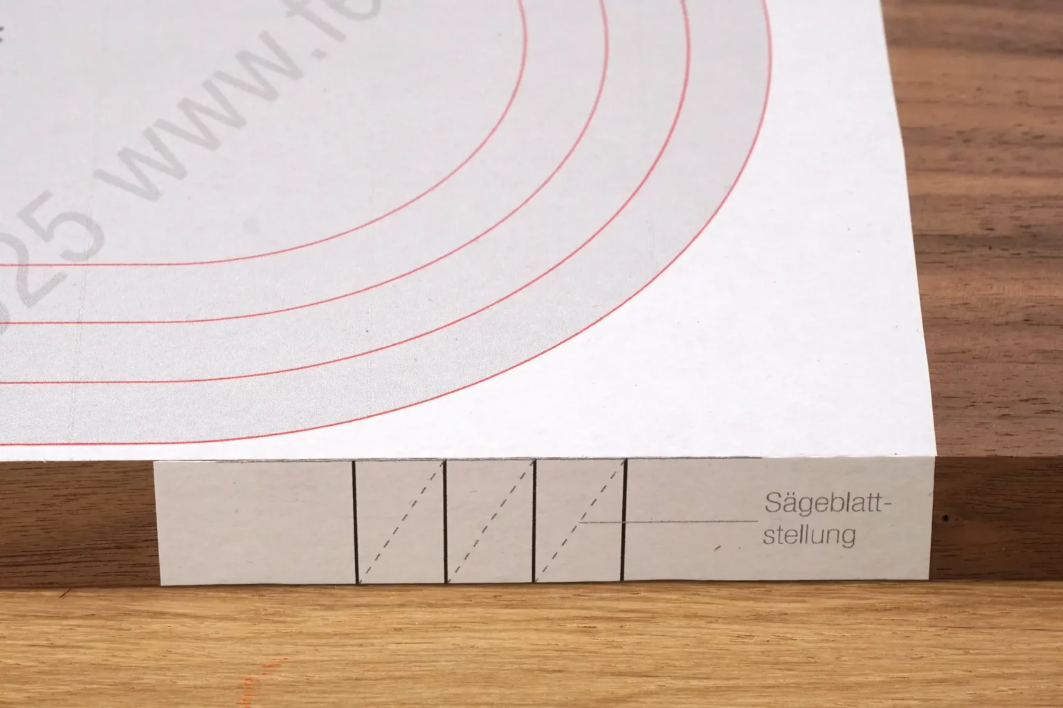 42-03-holzschale-deko-laubsaege-dekupiersaege-vorlage-winkellehre-auf-materialkante-aufkleben