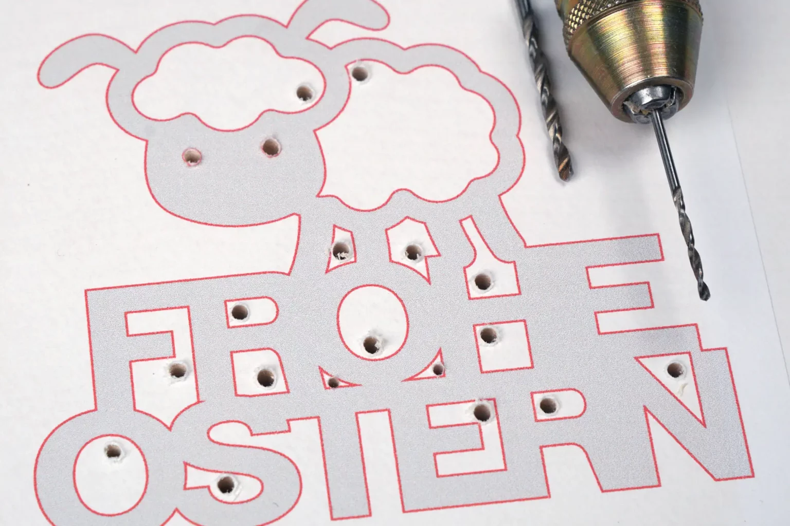 42-03-ostergruess-schriftzug-deko-laubsaege-dekupiersaege-vorlage-saegeblattdurchfuehrungen-bohren