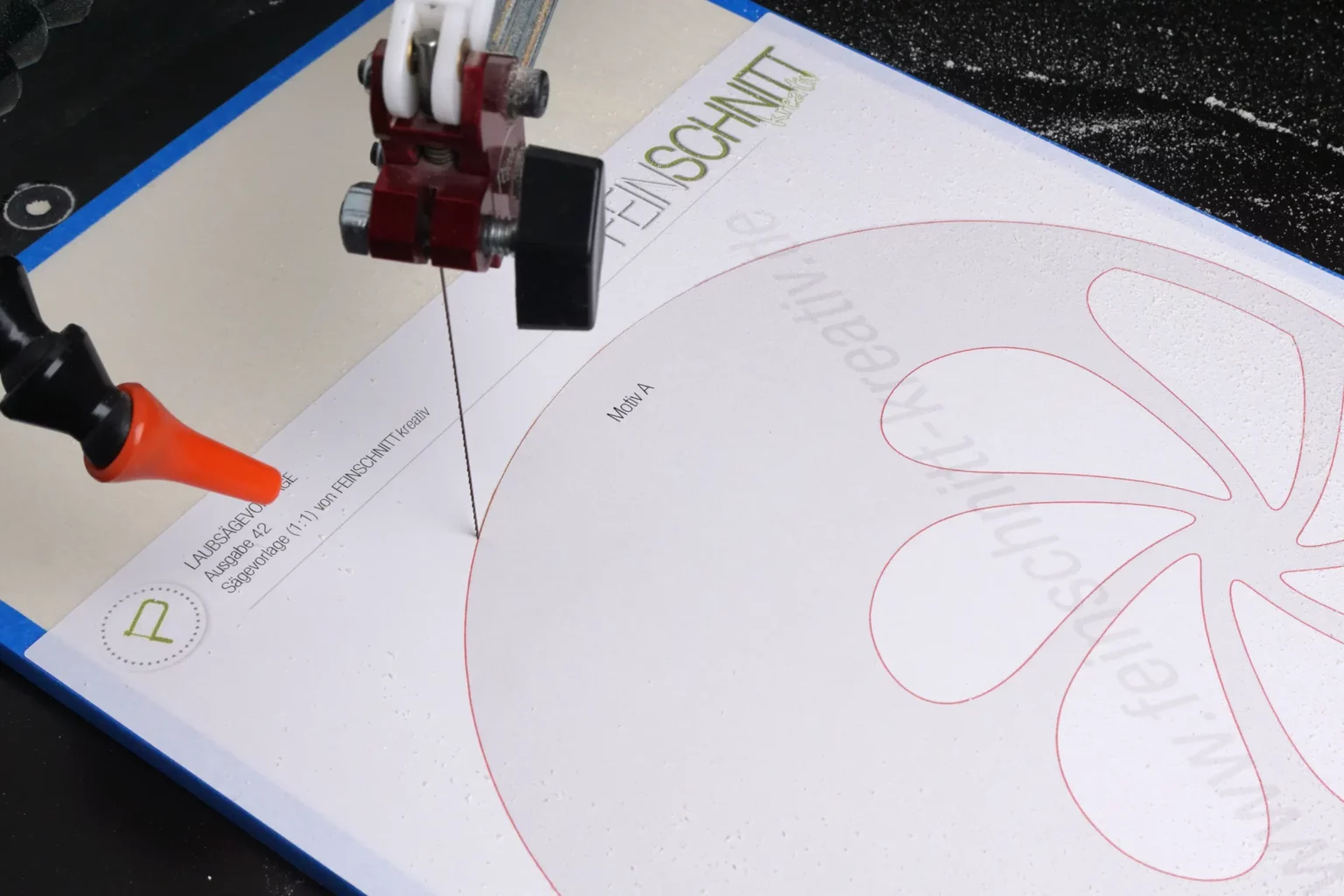 42-04-gesaegtes-porzellan-wanddeko-laubsaege-dekupiersaege-vorlage-aussenkontur-motivschichten-saegen