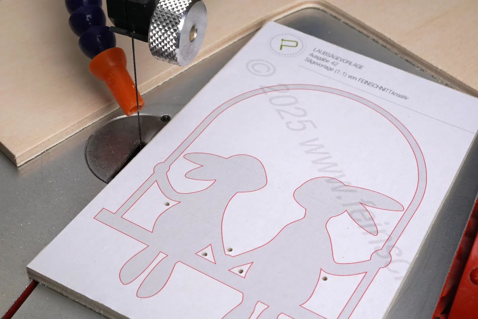 42-04-hasenschaukel-oster-deko-laubsaege-dekupiersaege-vorlage-mit-etwas-zugabe-grob-aussaegen