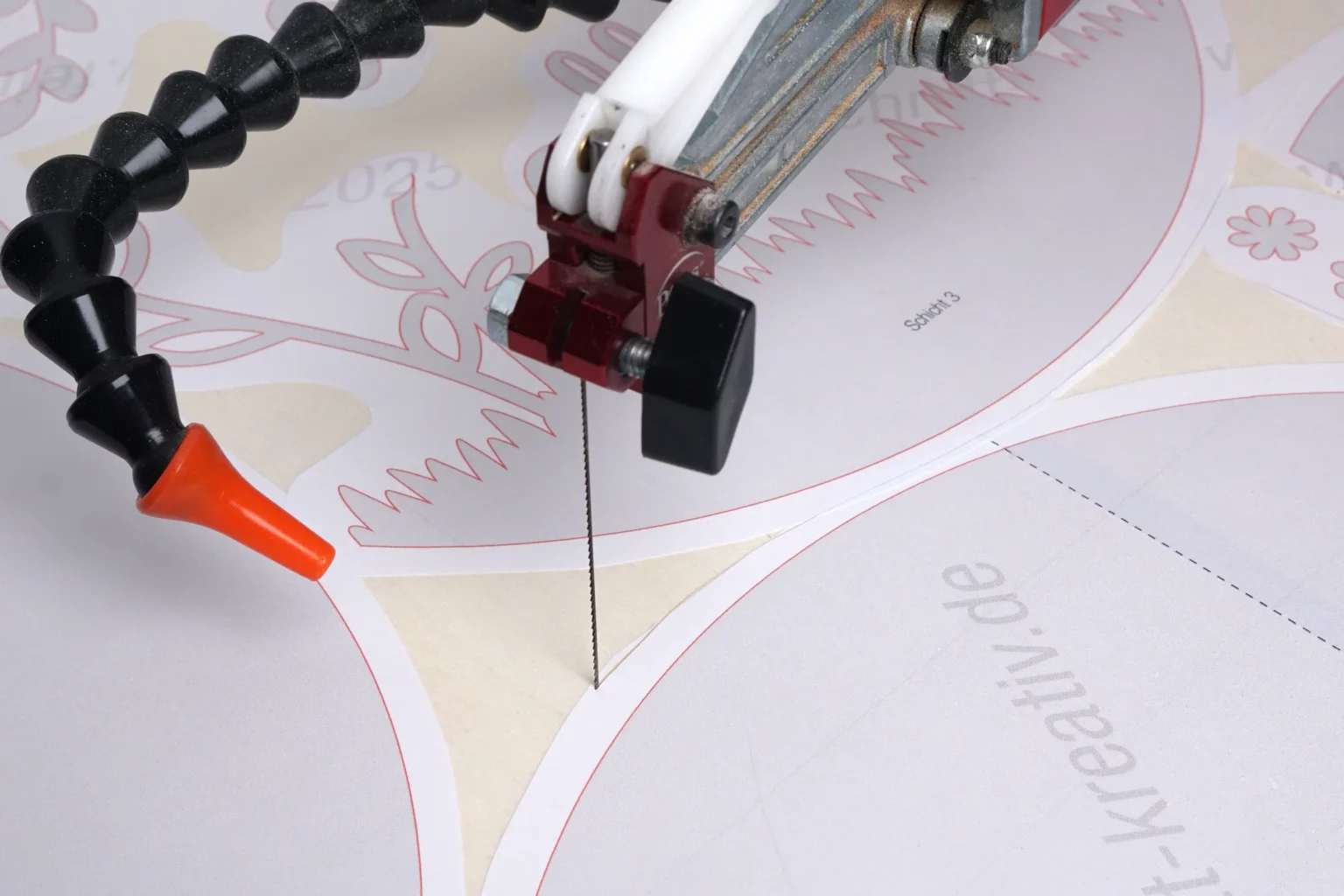 42-04-hello-spring-schild-deko-laubsaege-dekupiersaege-vorlage-platte-zerteilen-mit-zugabe-einzelteile-grob-aussaegen