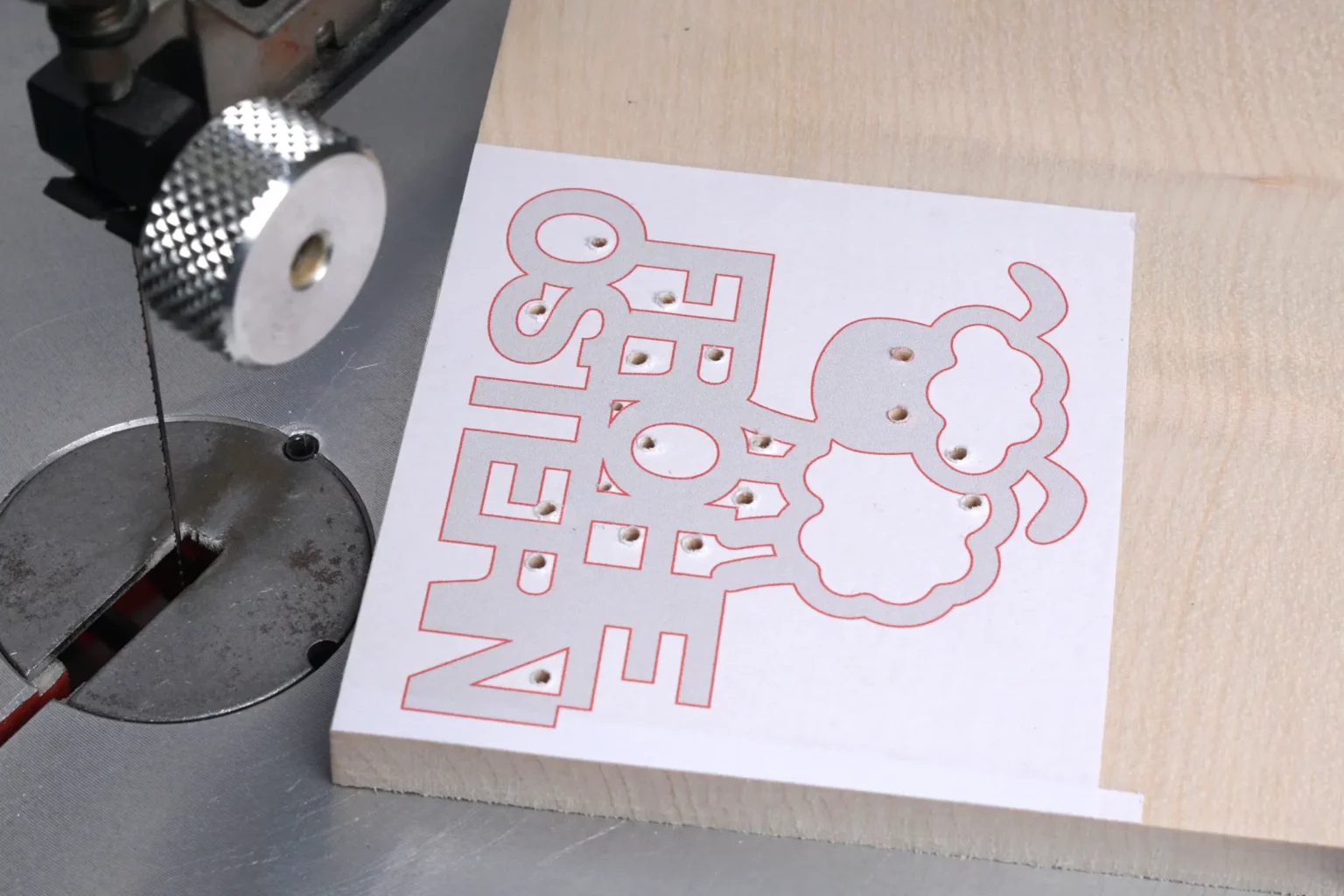 42-04-ostergruess-schriftzug-deko-laubsaege-dekupiersaege-vorlage-platte-in-handliche-stuecke-saegen