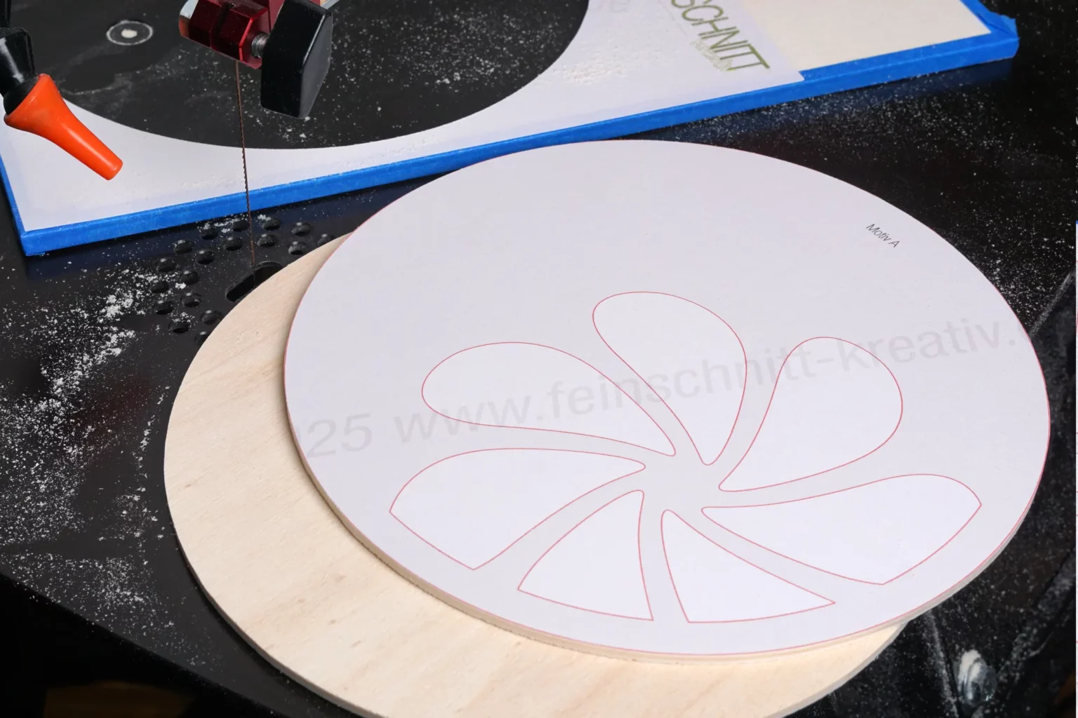 42-05-gesaegtes-porzellan-wanddeko-laubsaege-dekupiersaege-vorlage-stapel-trennen