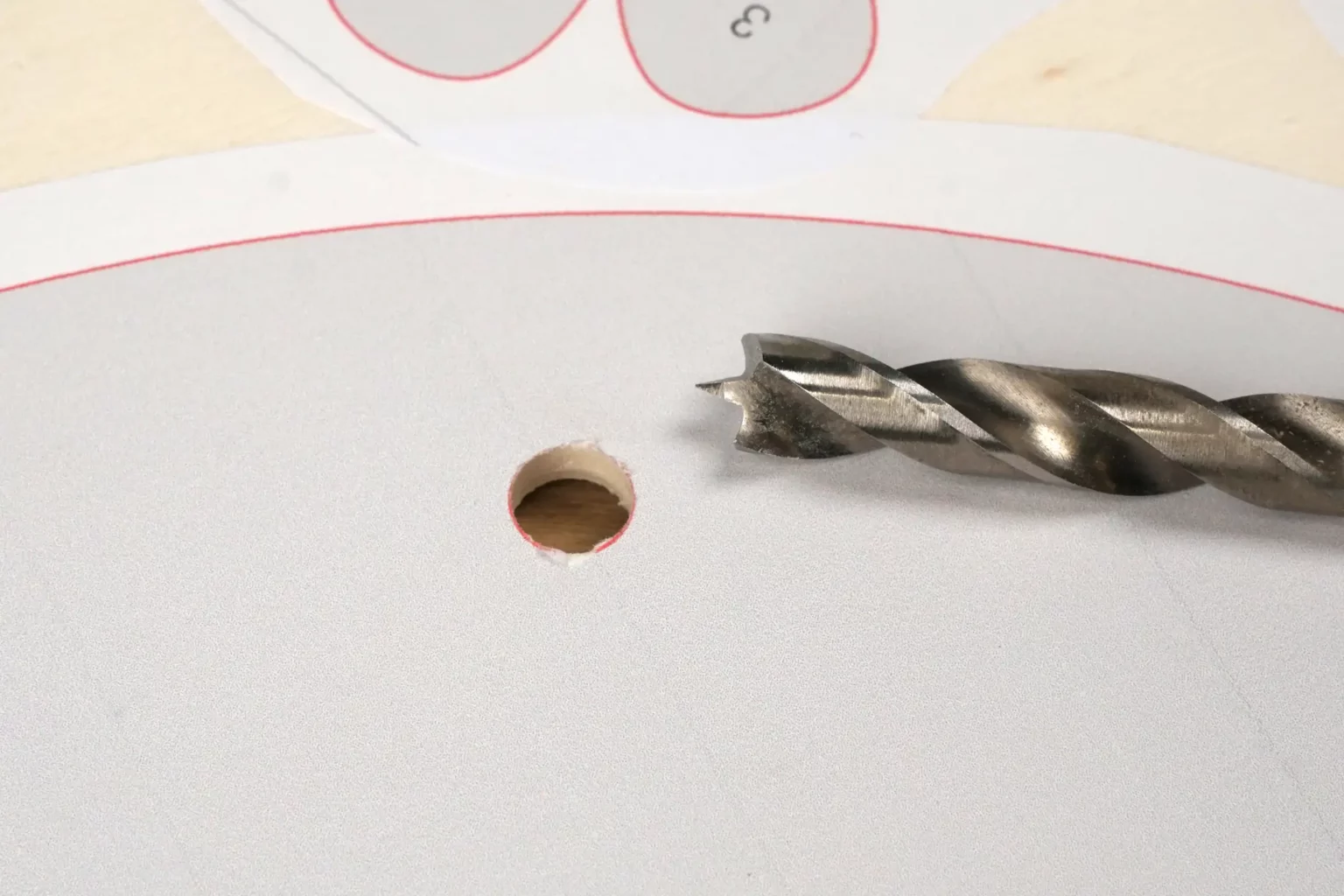 42-05-hello-spring-schild-deko-laubsaege-dekupiersaege-vorlage-loecher-fuer-aufhaengung-bohren