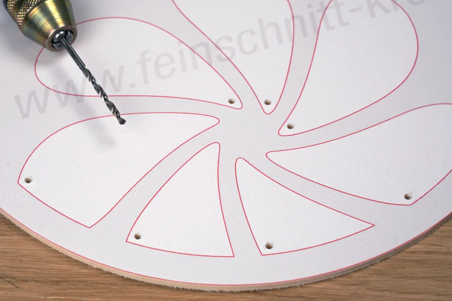 42-06-gesaegtes-porzellan-wanddeko-laubsaege-dekupiersaege-vorlage-motivschicht-saegeblattdurchfuehrungen-bohren