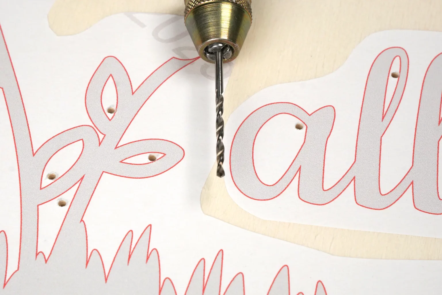 42-06-hello-spring-schild-deko-laubsaege-dekupiersaege-vorlage-saegeblattdurchfuehrungen-bohren