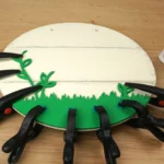 42-21-hello-spring-schild-deko-laubsaege-dekupiersaege-vorlage-hintere-Grasflaeche-aufleimen-spannen