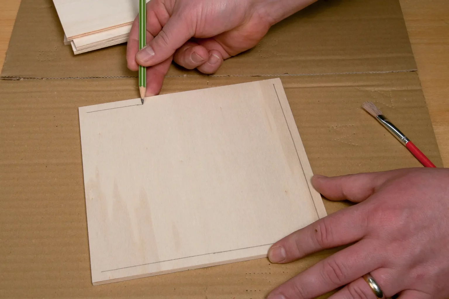 06-01-monsteralarm-wandbilder-deko-laubsaege-dekupiersaege-vorlage-sperrholz-200x200mm-traegerplatte-rand-einzeichnen-begrenzung-bemalen