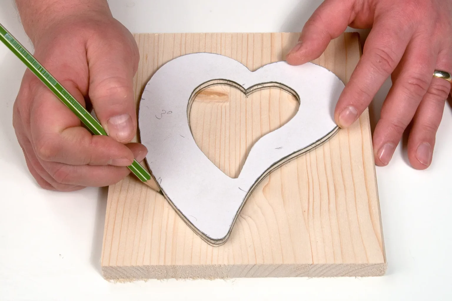 06-01-stoffherzen-diy-deko-laubsaege-dekupiersaege-vorlage-kontur-anzeichnen-massivholz-bleistift