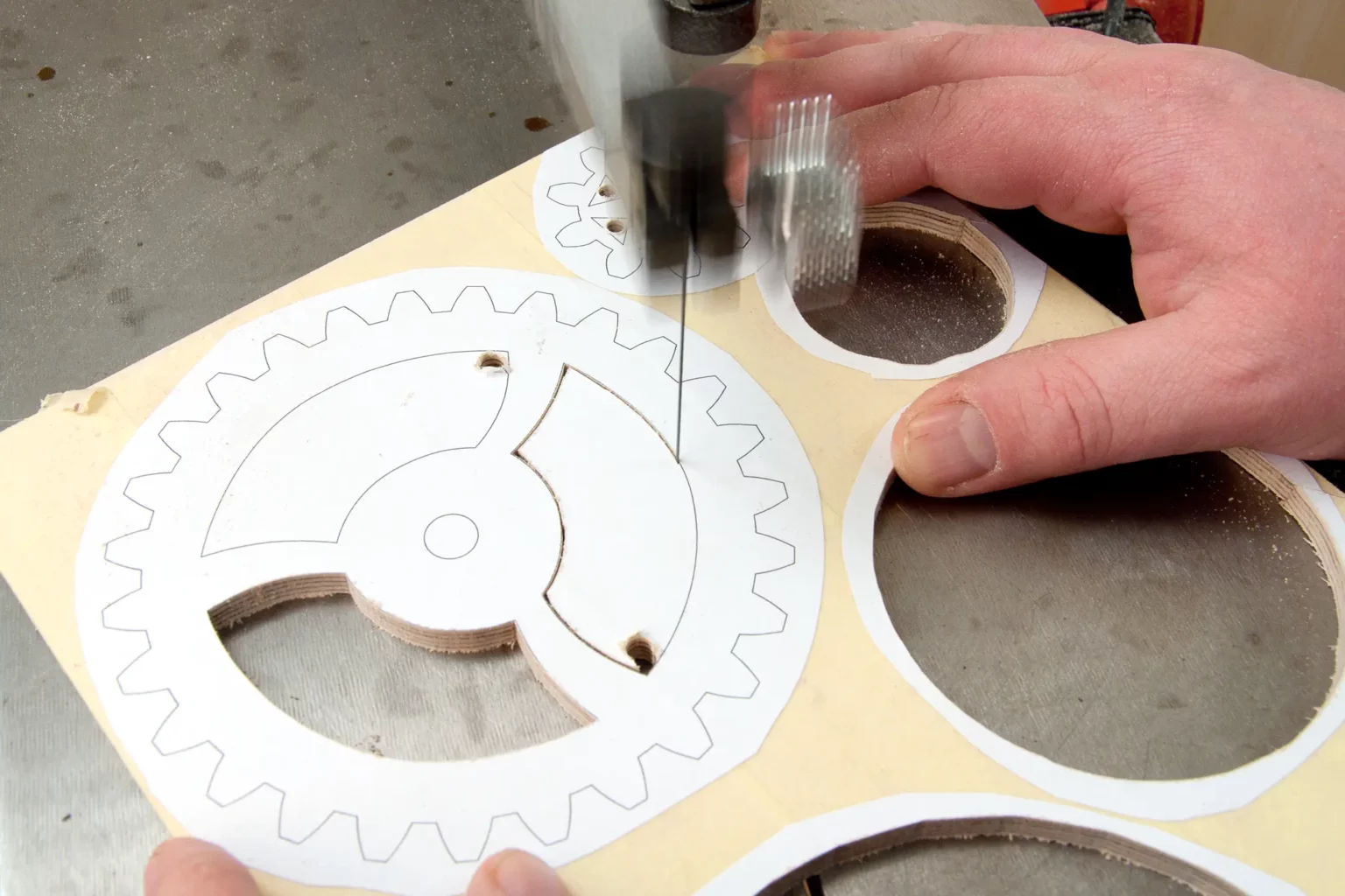 06-01-zahnradkunst-wandbild-spielzeug-deko-laubsaege-dekupiersaege-vorlage-aufkleben-saegeblattdurchfuehrungen-bohren-innenschnitte-saegen