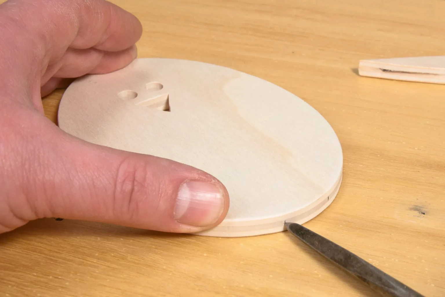 06-02-die-huehner-sind-los-deko-laubsaege-dekupiersaege-vorlage-loecher-vorstechen-drahtbeine