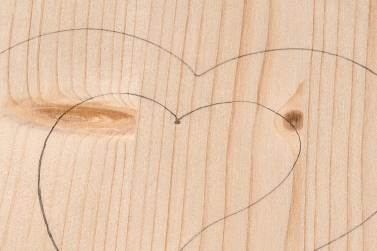 06-02-stoffherzen-diy-deko-laubsaege-dekupiersaege-vorlage-saegeblattdurchfuehrung-unterrhalb-saegelinie-bohren