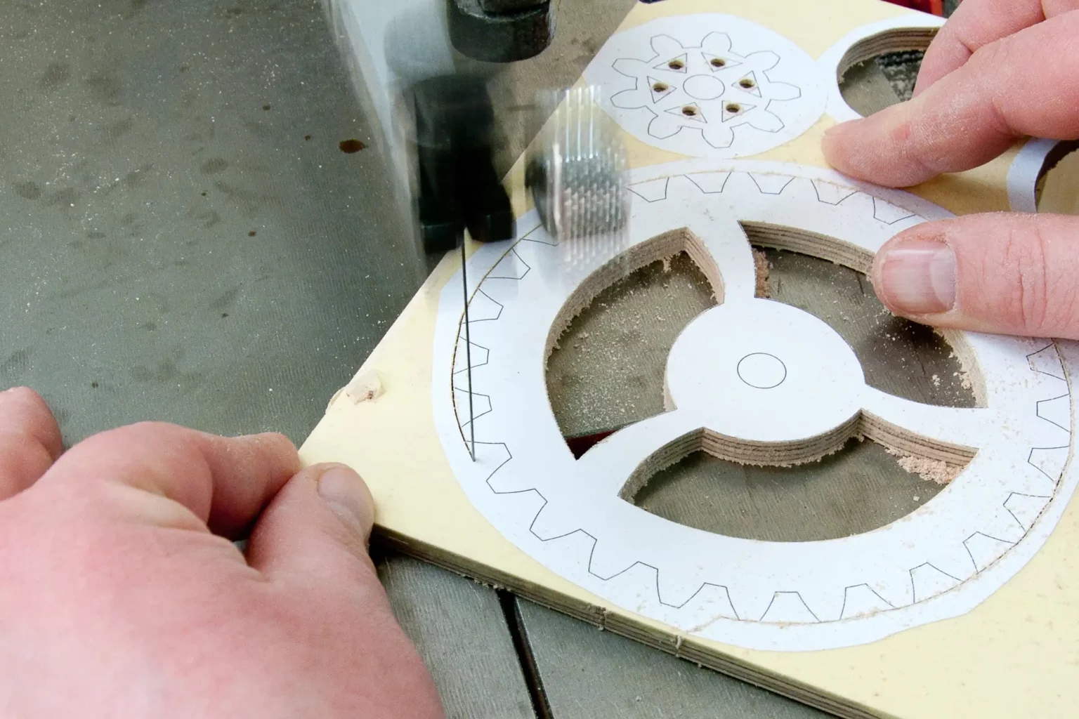 06-02-zahnradkunst-wandbild-spielzeug-deko-laubsaege-dekupiersaege-vorlage-rundung-saegen-ohne-einschnitte