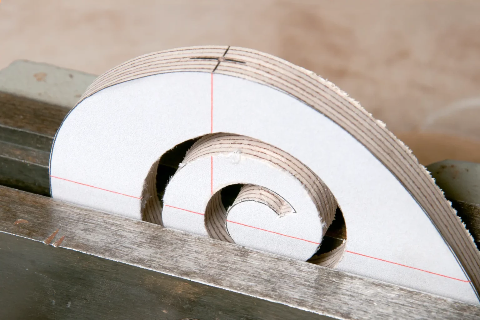 06-03-famlilie-huhn-fruehling-aufstellerr-deko-laubsaege-dekupiersaege-vorlage-bohrloch-markieren-vorstechen