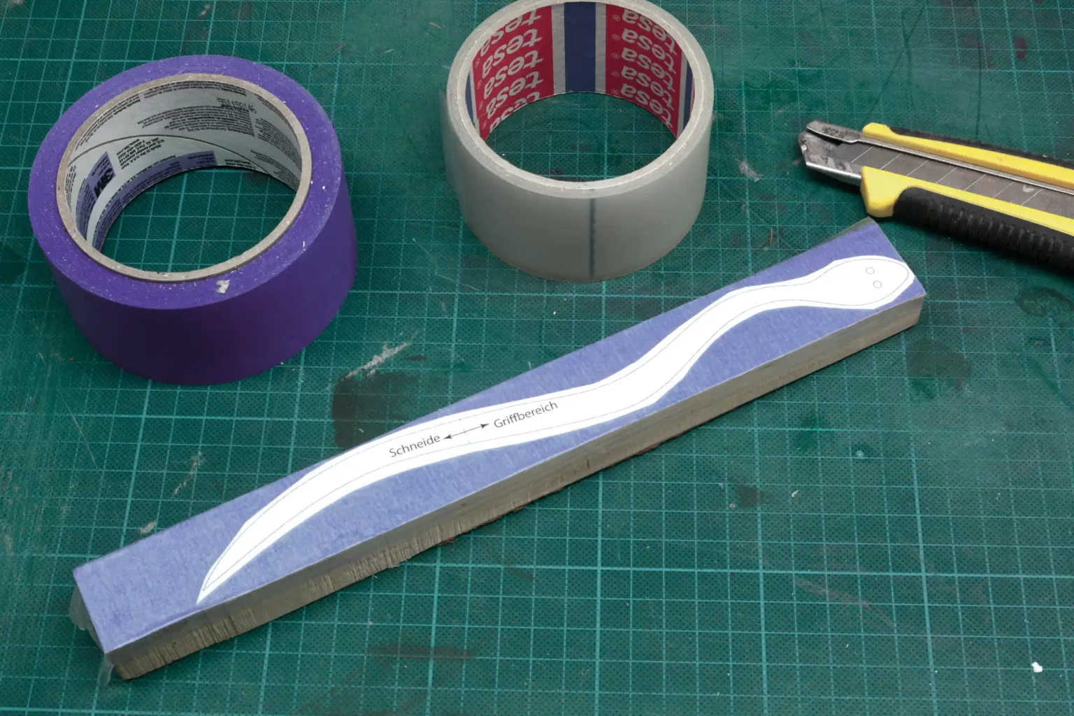 06-03-scharf-gemacht-briefoeffner-laubsaege-dekupiersaege-vorlage-massivholz-oberflaeche-bekleben-vorlage-aufkleben-ueberkleben