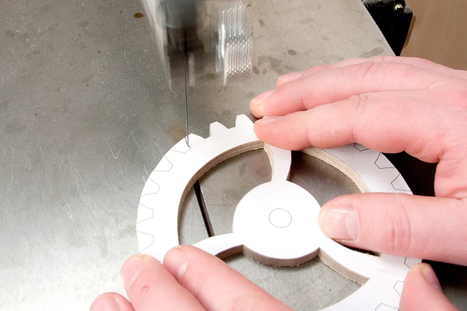 06-03-zahnradkunst-wandbild-spielzeug-deko-laubsaege-dekupiersaege-vorlage-zahnradzaehne-einschnitte-saegen