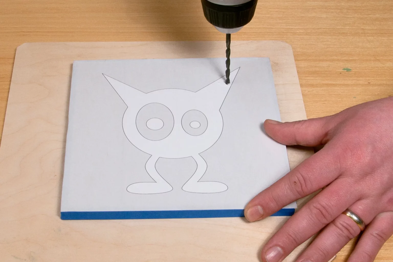 06-04-monsteralarm-wandbilder-deko-laubsaege-dekupiersaege-vorlage-motivschicht-saegeblattdurchfuehrung-bohren