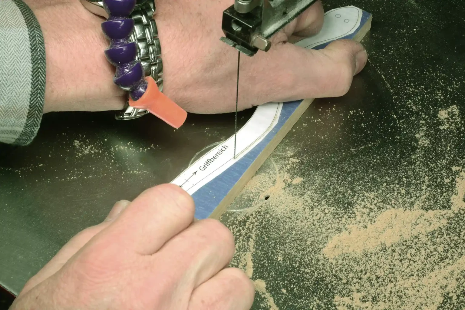 06-04-scharf-gemacht-briefoeffner-laubsaege-dekupiersaege-vorlage-kontur-saegen