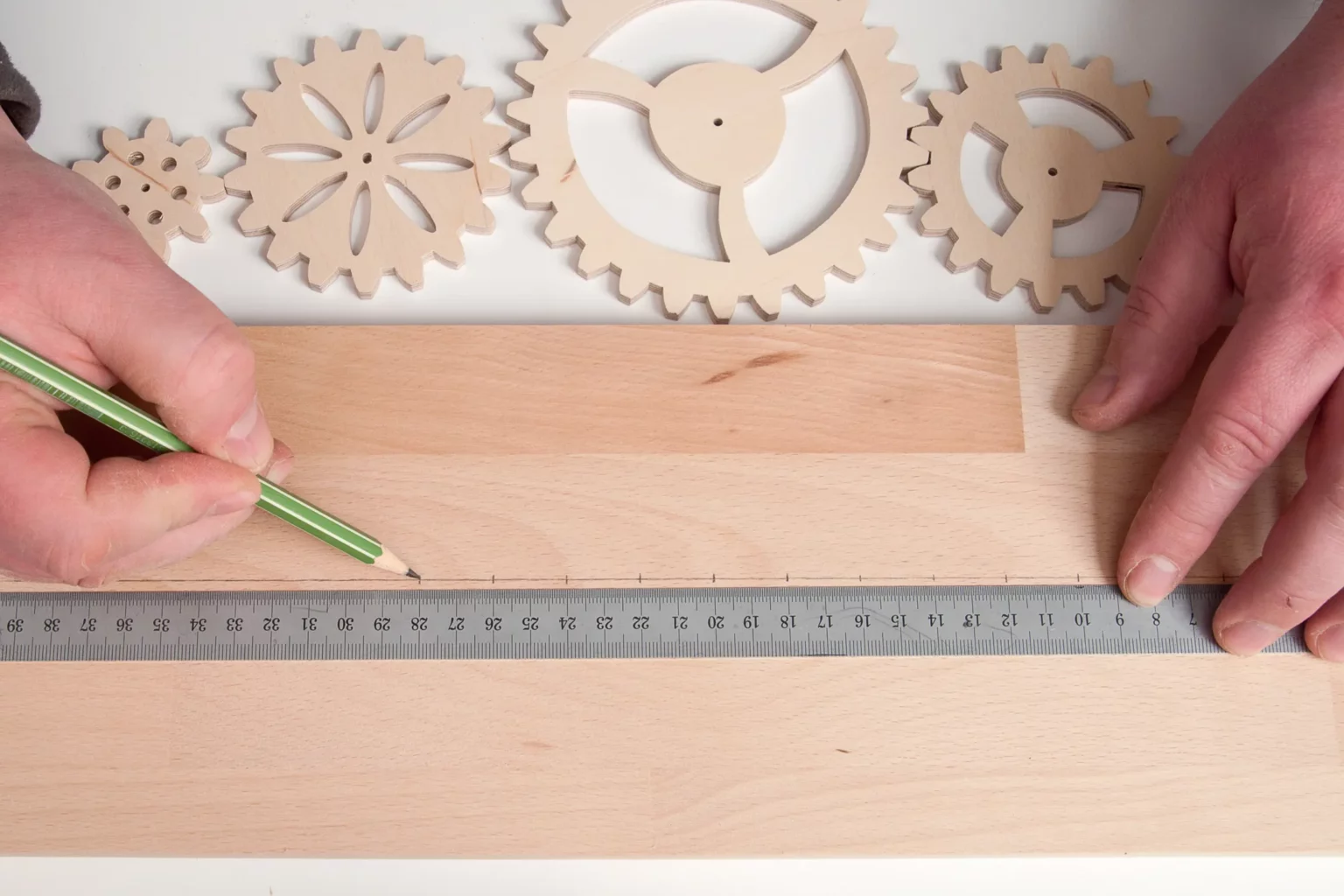 06-04-zahnradkunst-wandbild-spielzeug-deko-laubsaege-dekupiersaege-vorlage-bohrloecher-anzeichnen