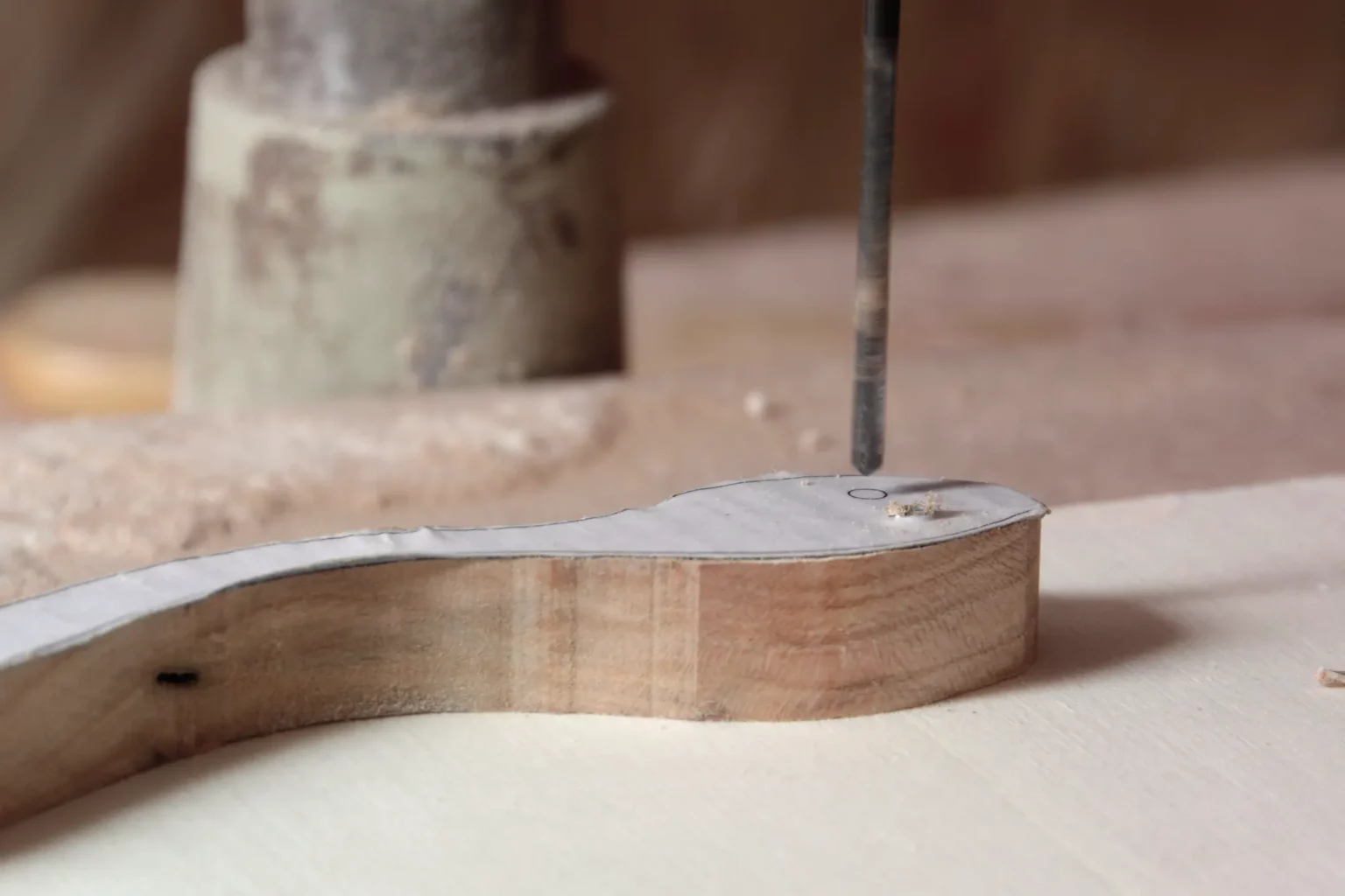 06-05-scharf-gemacht-briefoeffner-laubsaege-dekupiersaege-vorlage-augen-bohren