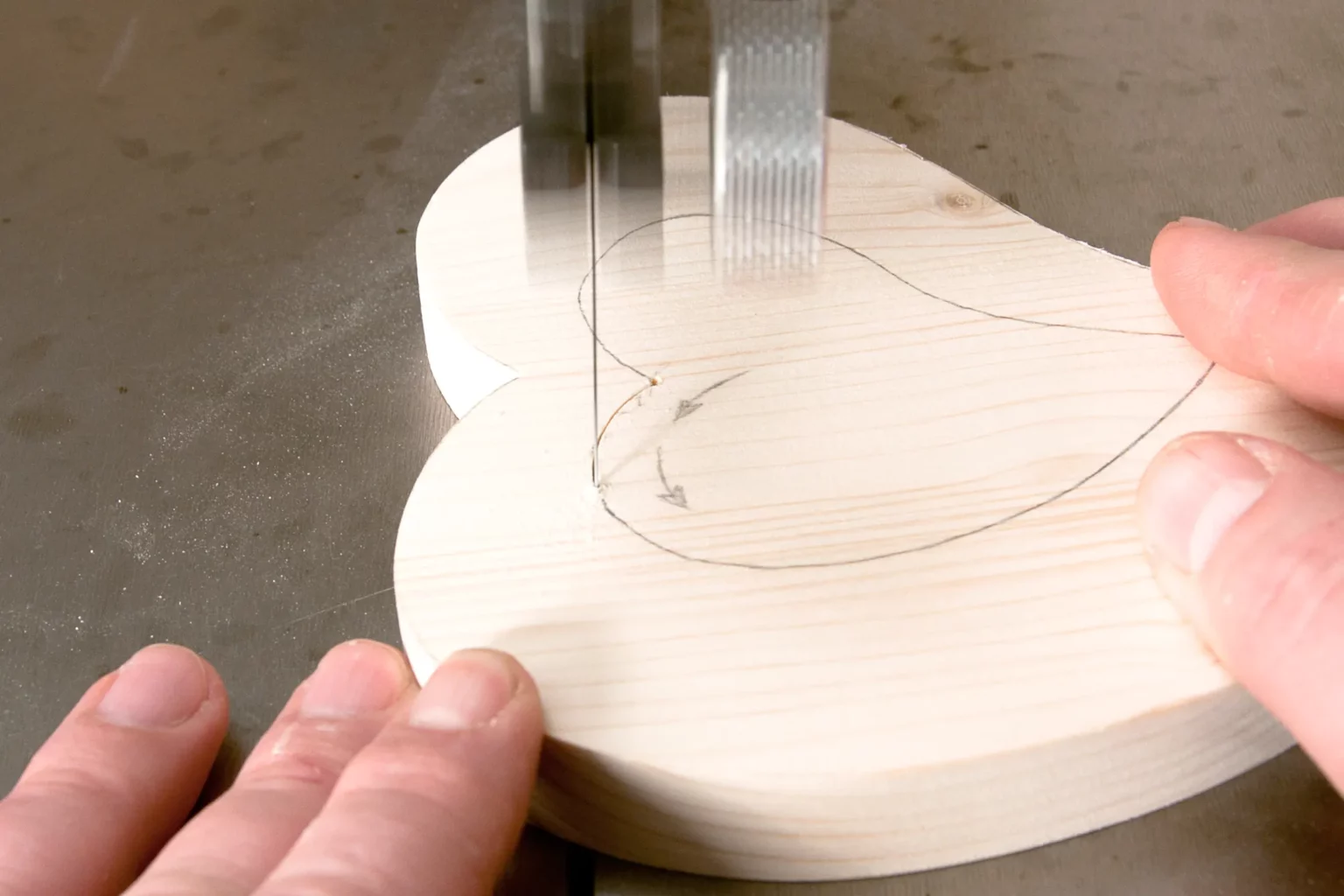 06-05-stoffherzen-diy-deko-laubsaege-dekupiersaege-vorlage-innenschnitt-saegen-saegerichtung-beachten