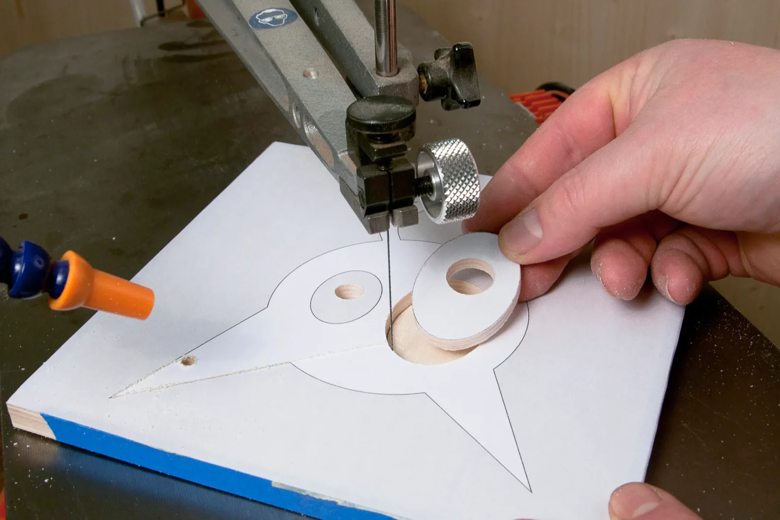 06-06-monsteralarm-wandbilder-deko-laubsaege-dekupiersaege-vorlage-innenschnitte-saegen-von-innen-nach-aussen-augen