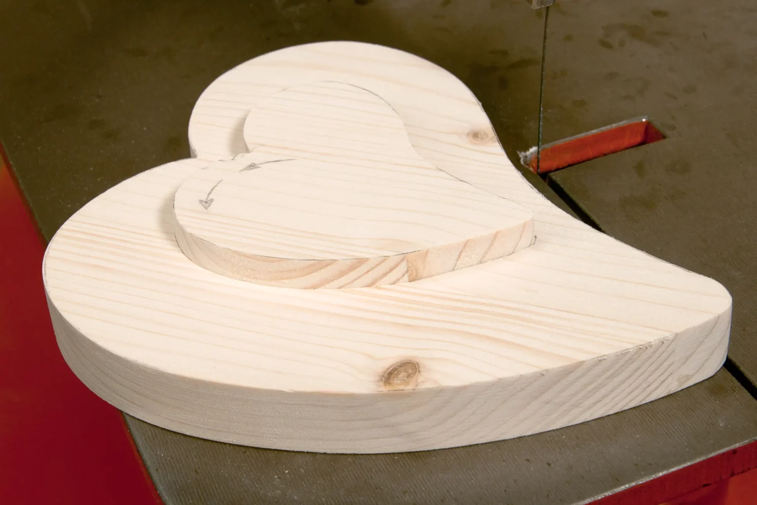 06-06-stoffherzen-diy-deko-laubsaege-dekupiersaege-vorlage-inneres-herz-herausnehmen