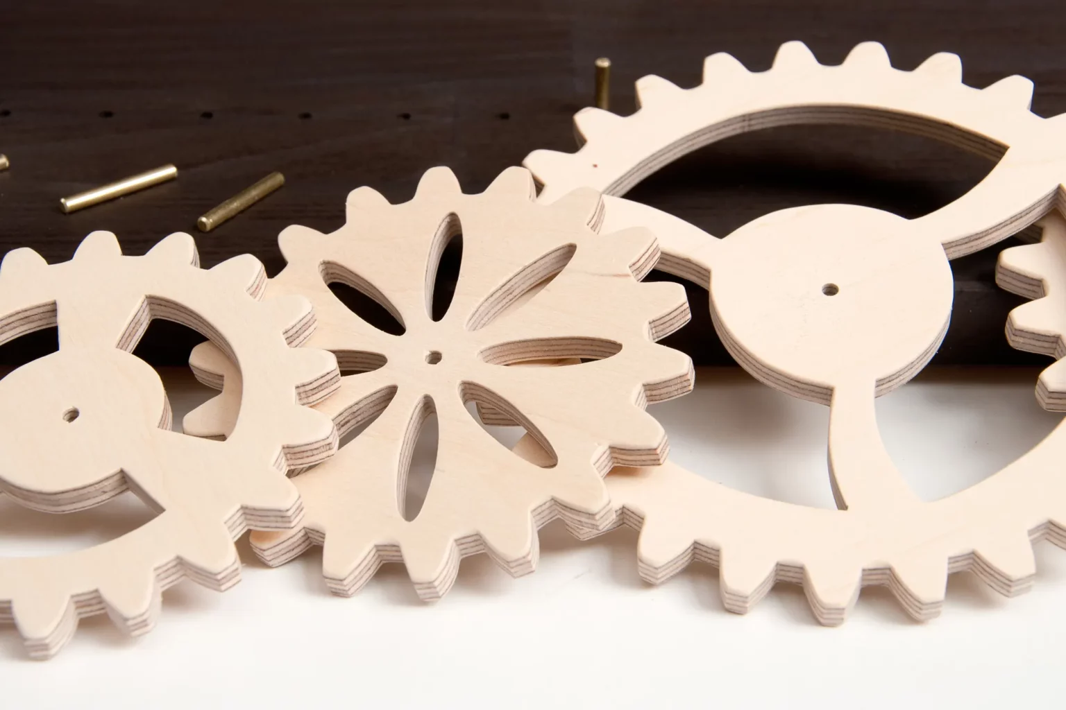 06-06-zahnradkunst-wandbild-spielzeug-deko-laubsaege-dekupiersaege-vorlage-glaetten-schleifen-verputzen-traegerplatte-bemalen