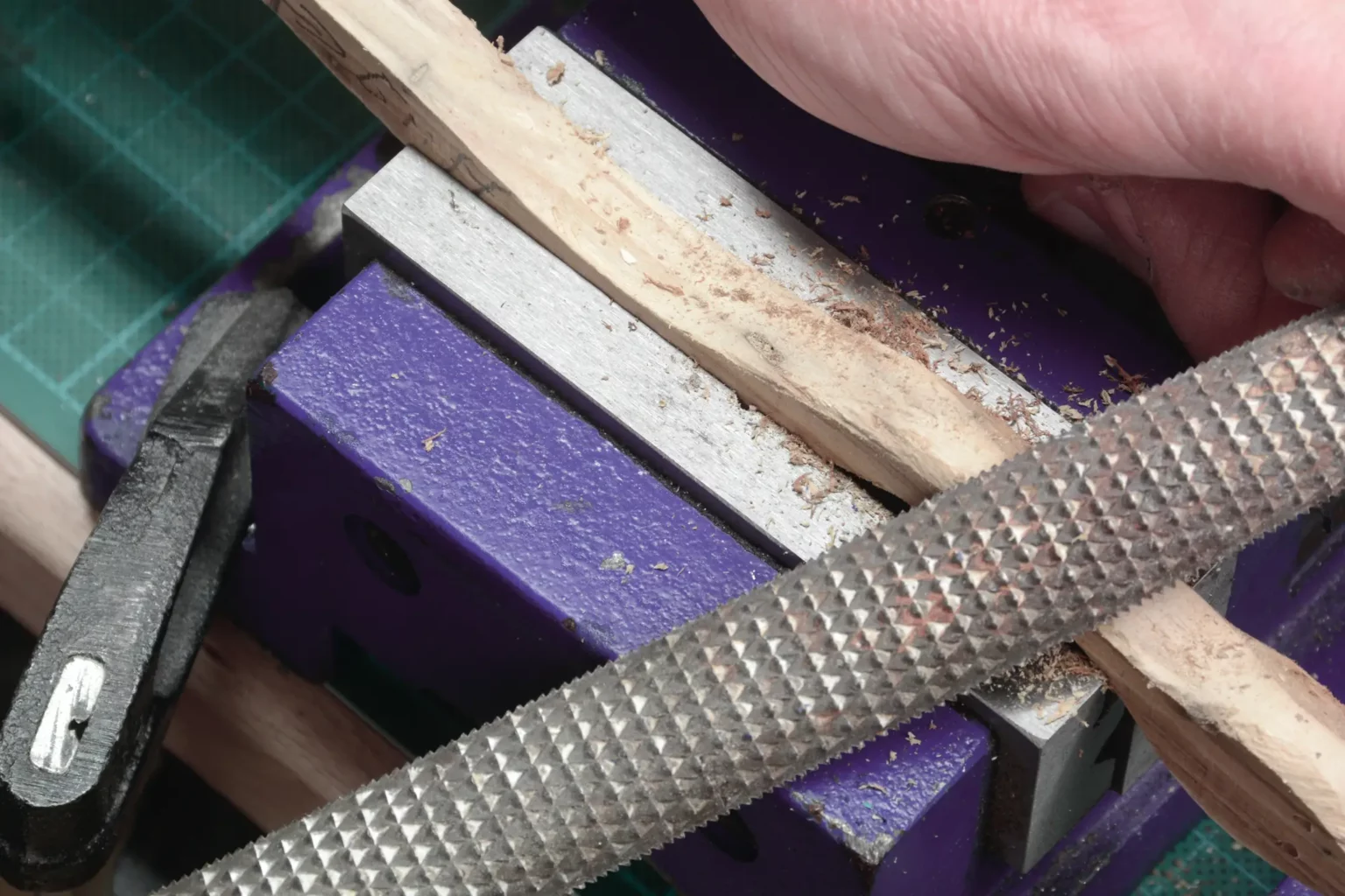 06-06a-scharf-gemacht-briefoeffner-laubsaege-dekupiersaege-vorlage-rundungen-feilen-raspel